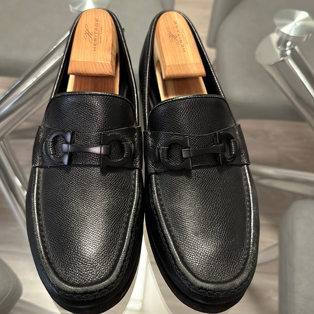 Authentic Mens FERRAGAMO black leather loafers